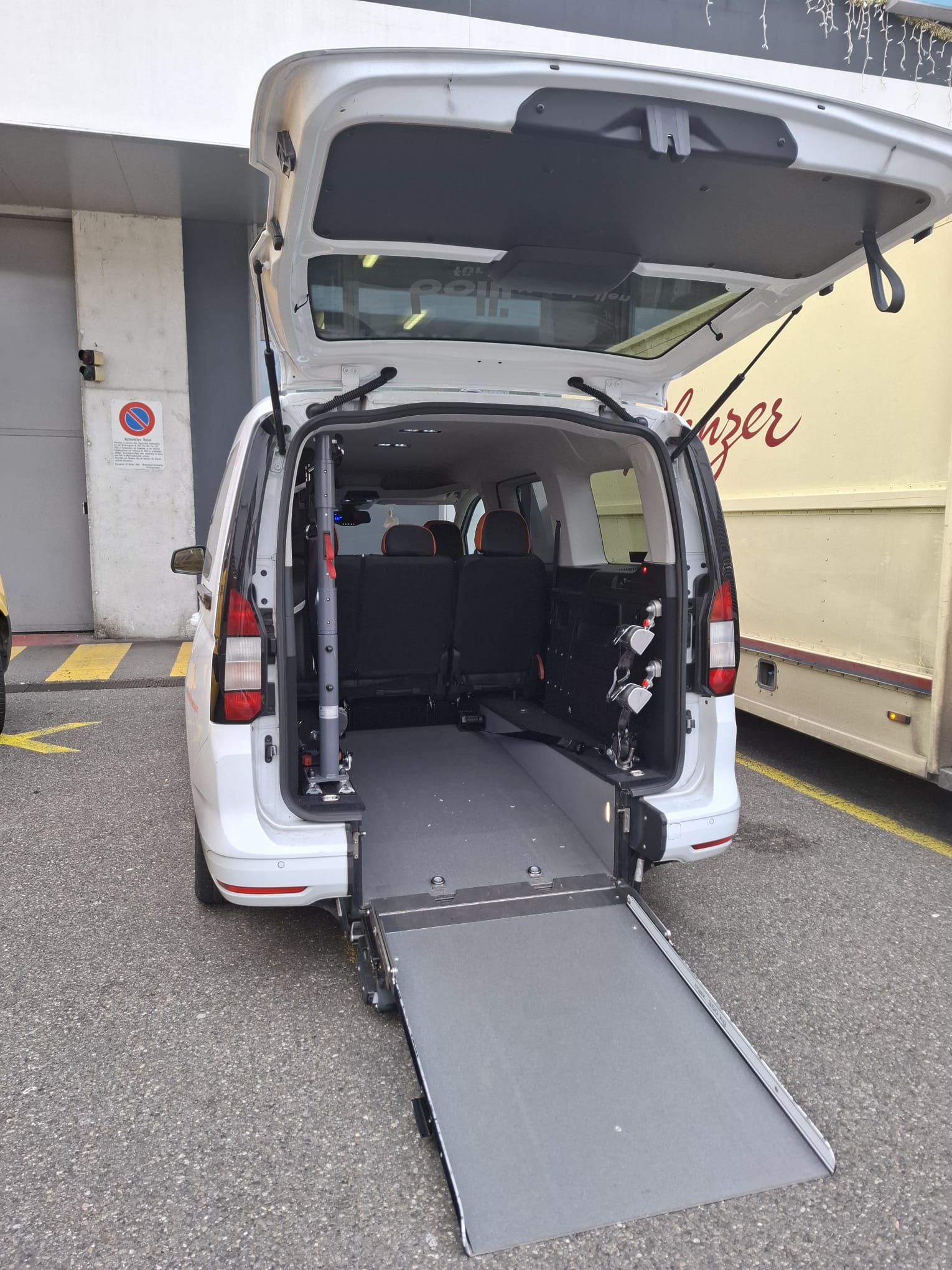 Rollstuhltaxi in Aargau vor medizinischer Einrichtung